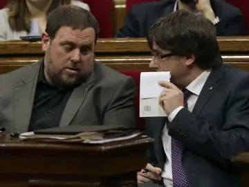 El presidente de la Generalitat, Carles Puigdemont conversa con el vicepresidente Oriol Junqueras El presidente de la Generalitat, Carles Puigdemont conversa con el vicepresidente Oriol Junqueras