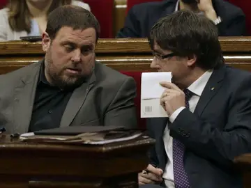 El presidente de la Generalitat, Carles Puigdemont conversa con el vicepresidente Oriol Junqueras El presidente de la Generalitat, Carles Puigdemont conversa con el vicepresidente Oriol Junqueras