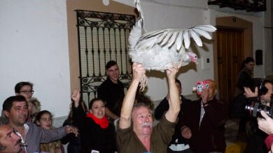 Pasean la pava de Cazalilla (Jaén) ante cientos de asistentes al no poder tirarla del campanario