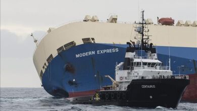 El carguero panameño, 'Modern Express', preparado para entrar en el puerto de Bilbao