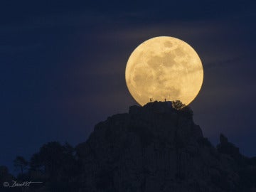 Espectacular imagen de la Luna llena sobre la sierra de Madrid Espectacular imagen de la Luna llena sobre la sierra de Madrid