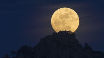 Espectacular imagen de la Luna llena sobre la sierra de Madrid