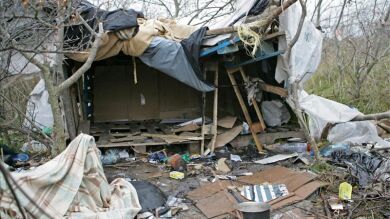 Desalojan a 400 personas del mayor campamento de chabolas de París