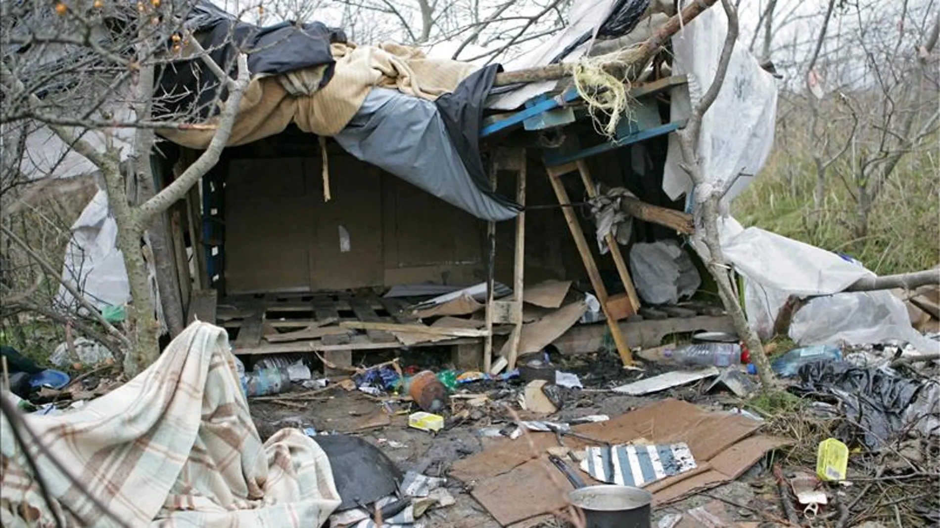 Una chabola en las afueras de Calais, Francia Una chabola en las afueras de Calais, Francia