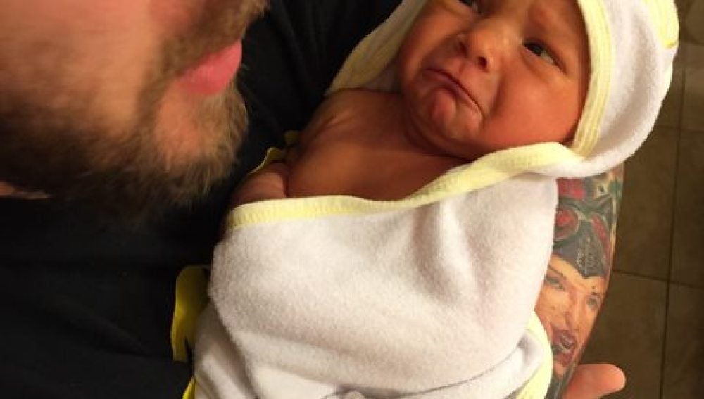 el padre con su hija después de un baño