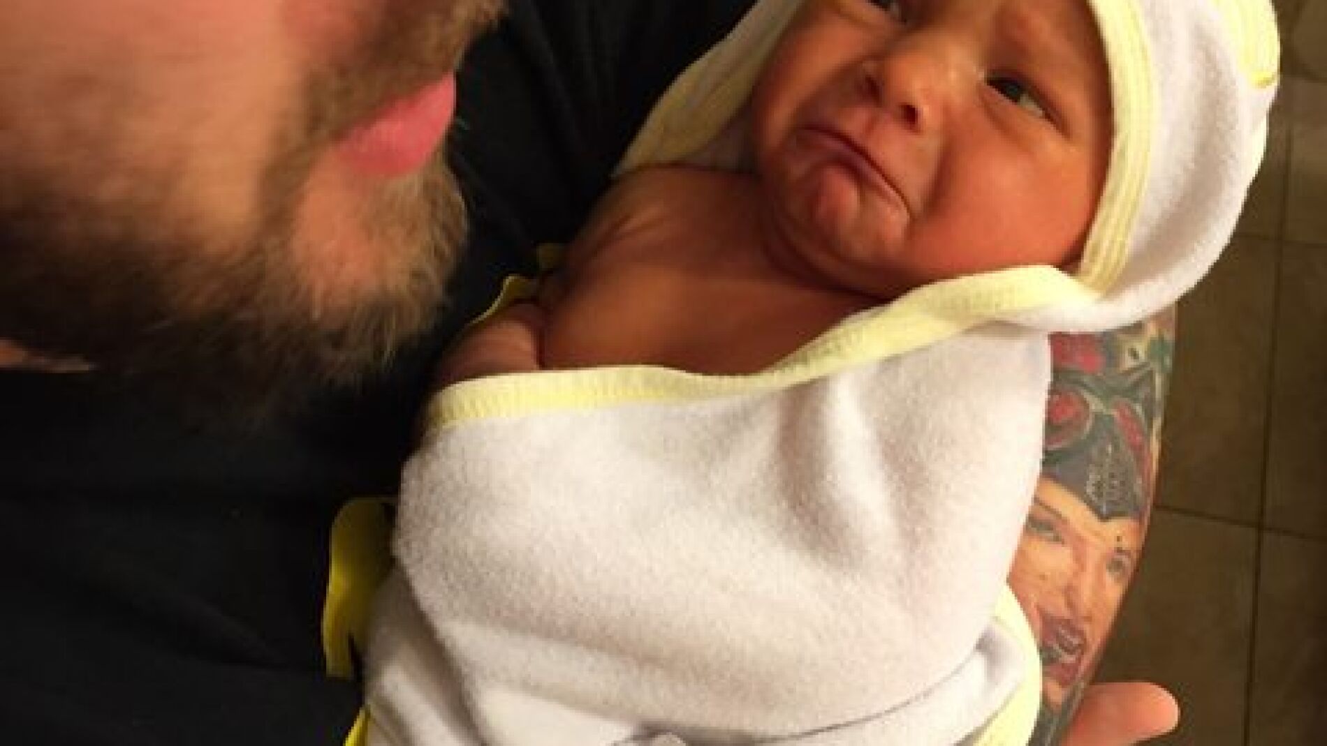el padre con su hija despu&eacute;s de un ba&ntilde;o