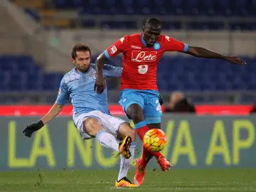 Kalidou Koulibaly disputando un balón Kalidou Koulibaly disputando un balón