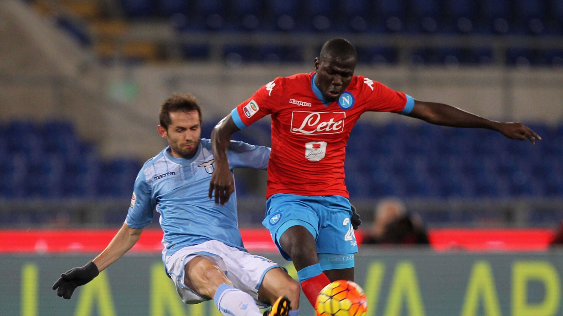 Kalidou Koulibaly disputando un bal&oacute;n