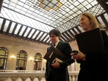 El presidente de la Generalitat, Carles Puigdemont, junto a la consellera de la Presidencia, Neus Munté