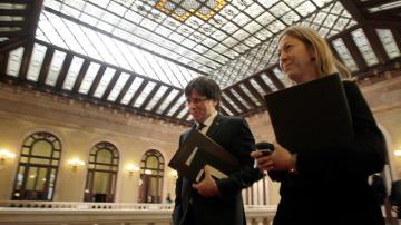 El presidente de la Generalitat, Carles Puigdemont, junto a la consellera de la Presidencia, Neus Munté