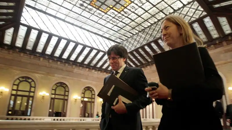 El presidente de la Generalitat, Carles Puigdemont, junto a la consellera de la Presidencia, Neus Munté El presidente de la Generalitat, Carles Puigdemont, junto a la consellera de la Presidencia, Neus Munté