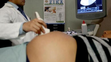 Una griega de 67 años da a luz a su nieta mediante gestación subrogada