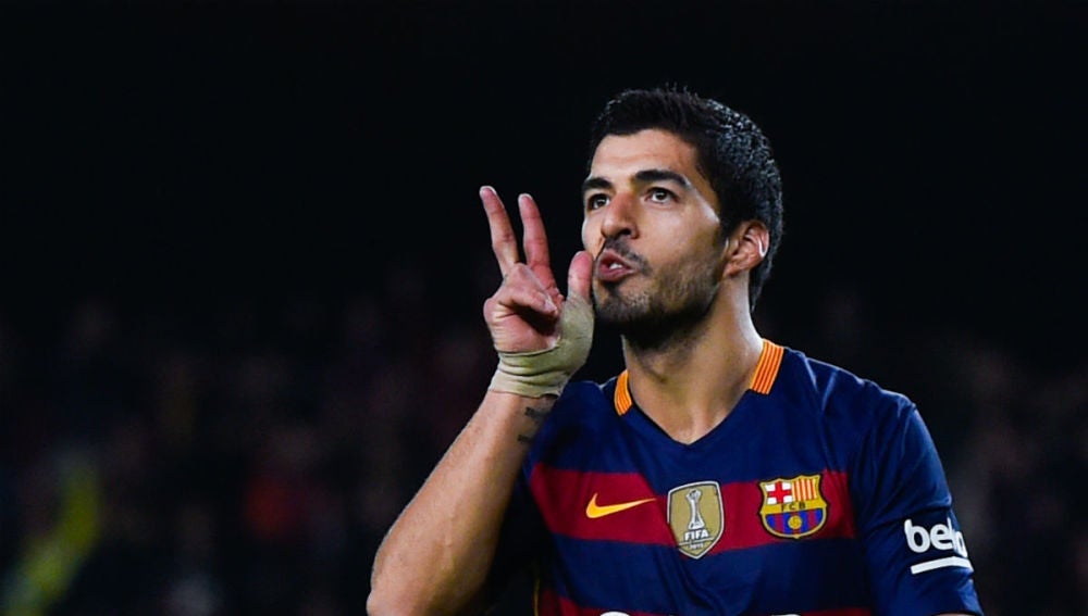 Luis Suárez celebra un gol ante el Valencia