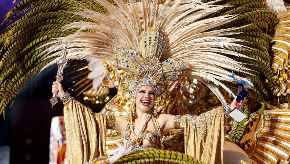  Cecilia Navarro Arteaga tras ser proclamada Reina del Carnaval de Santa Cruz de Tenerife,