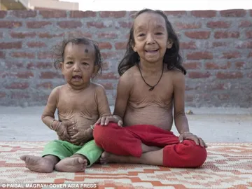 Sus padres tratan de encontrar una cura para los niños Sus padres tratan de encontrar una cura para los niños