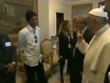 El papa Francisco bromea con Ronaldinho