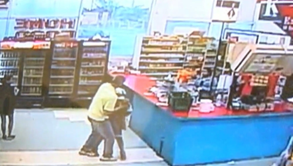 Imágenes de la cámara de seguridad que ha grabado el atraco