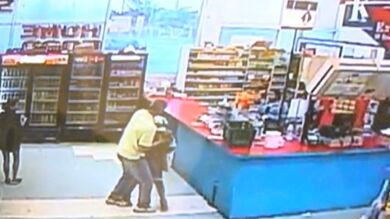 Un niño de ocho años intenta atracar con una pistola una tienda en Florida