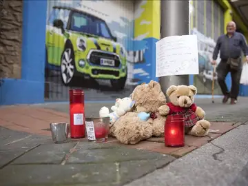 Los vitorianos dejan mensajes, velas y peluches en el lugar donde cayó la niña Los vitorianos dejan mensajes, velas y peluches en el lugar donde cayó la niña