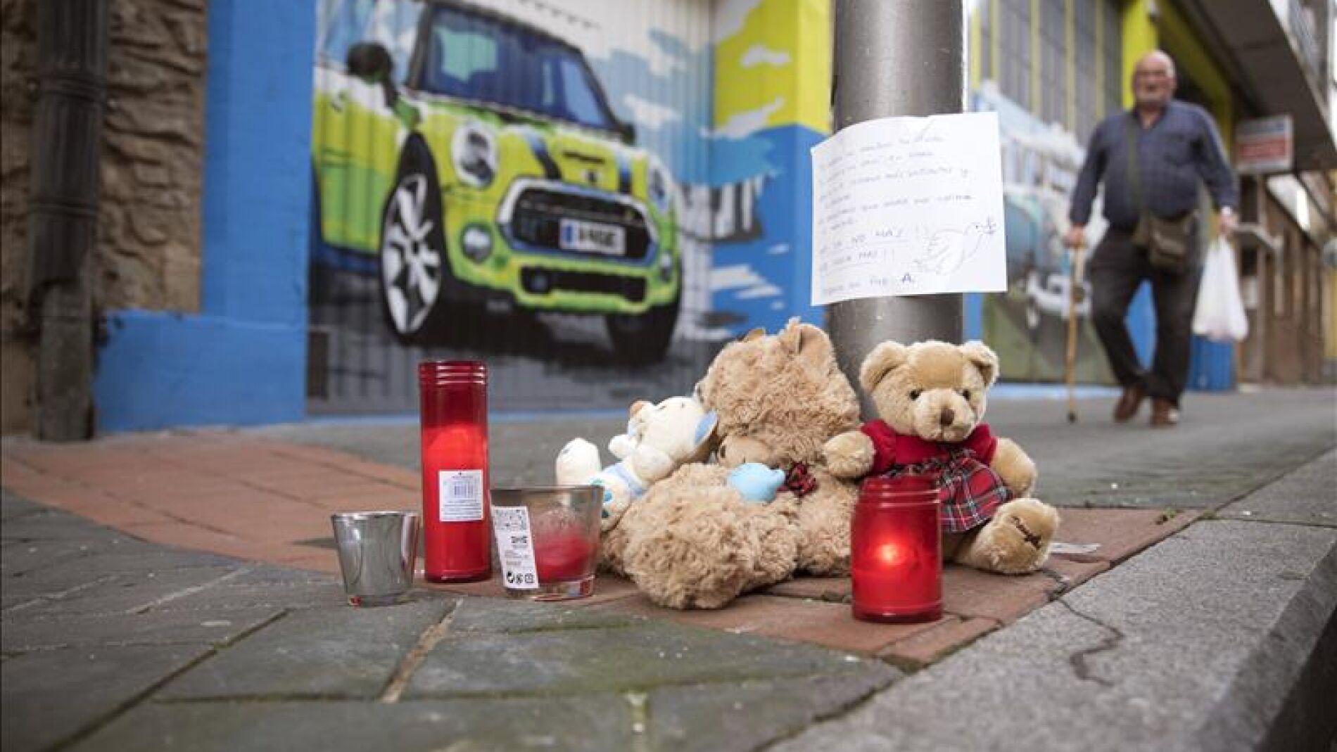 Los vitorianos dejan mensajes, velas y peluches en el lugar donde cay&oacute; la ni&ntilde;a