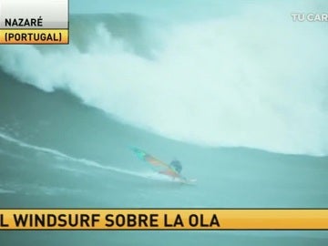 Surfista haciendo windsurf sobre una ola en Portugal