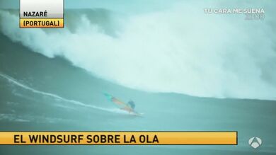 Surfean la famosa ola de Nazaré en Portugal con una tabla de Windsurf