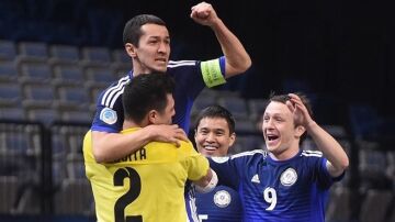 Los jugadores de Kazajistán celebran la victoria