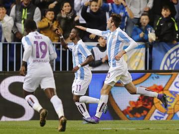 Los jugadores del Málaga celebran un gol en La Rosaleda