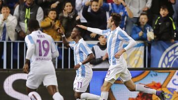 Los jugadores del Málaga celebran un gol en La Rosaleda
