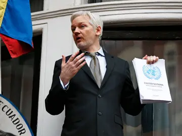 Assange, en el balcón de la embajada de Ecuador Assange, en el balcón de la embajada de Ecuador