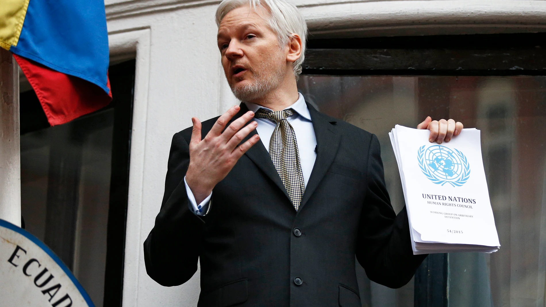 Assange, en el balcón de la embajada de Ecuador Assange, en el balcón de la embajada de Ecuador