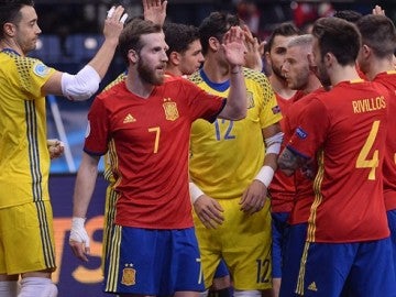 Los jugadores de la selección española de fútbol sala se felicitan