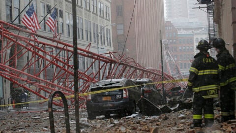 Accidente al caer una gr&uacute;a en Nueva York