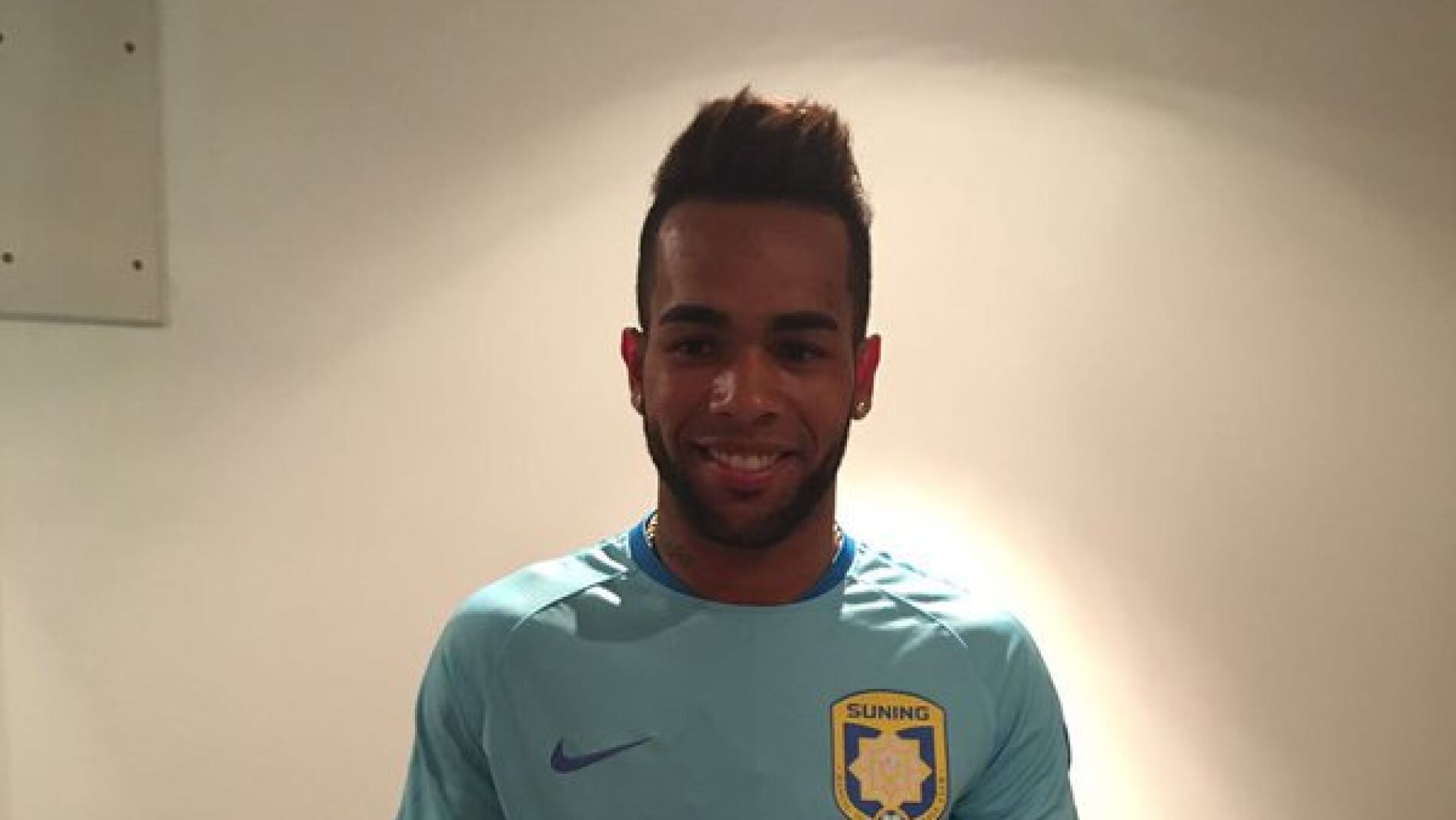 Alex Teixeira, con la camiseta del Jiangsu
