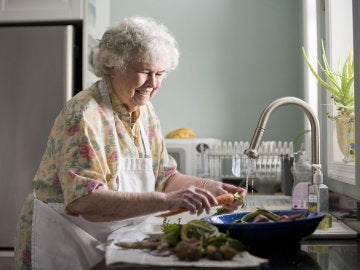 La dieta mediterránea es muy beneficiosa para la gente mayor.