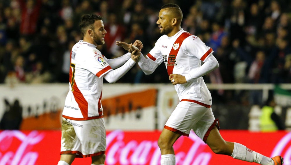 Bebé celebra un gol con el Rayo