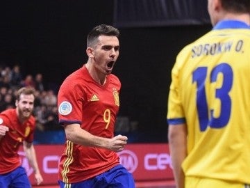 Álex celebra uno de sus goles ante Ucrania