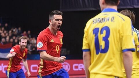 &Aacute;lex celebra uno de sus goles ante Ucrania