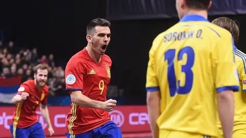 Álex celebra uno de sus goles ante Ucrania Álex celebra uno de sus goles ante Ucrania