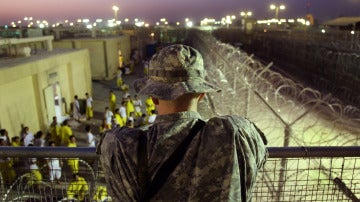 Un soldado estadounidense en una cárcel de Bagdad (Irak)