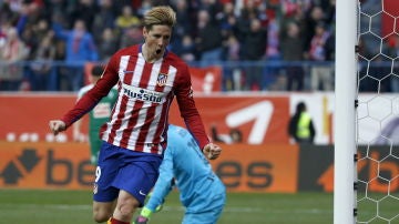 Fernando Torres celebra su gol número 100 con el Atlético de Madrid