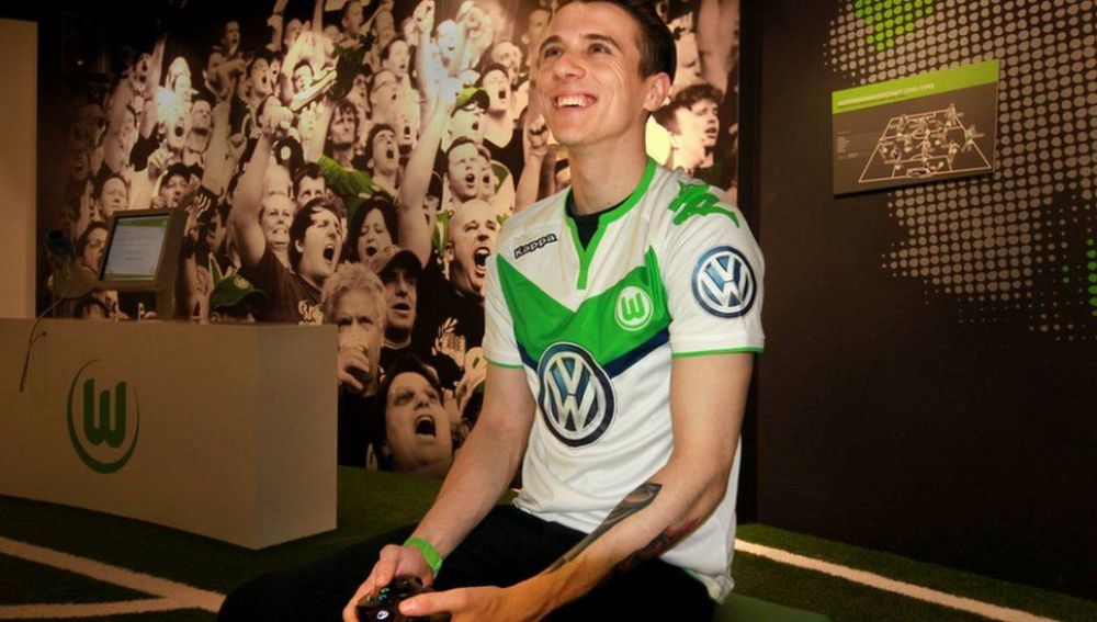 David Bytheway, con la camiseta del Wolfsburgo