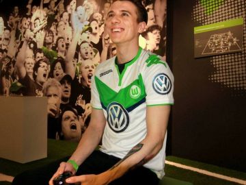 David Bytheway, con la camiseta del Wolfsburgo