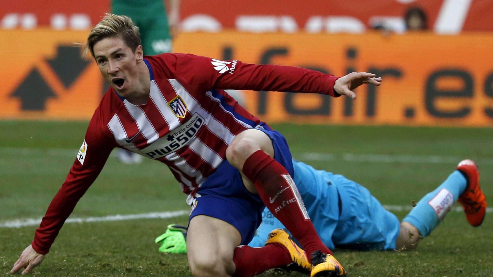 Fernando Torres celebra su gol ante el Eibar en el Calder&oacute;n