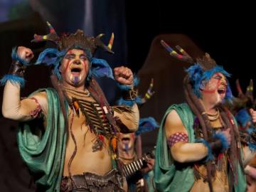 La comparsa "El Creador" durante la final del Concurso Oficial de Agrupaciones Carnavalescas