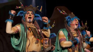 Cádiz se llena de color para dar la bienvenida al carnaval