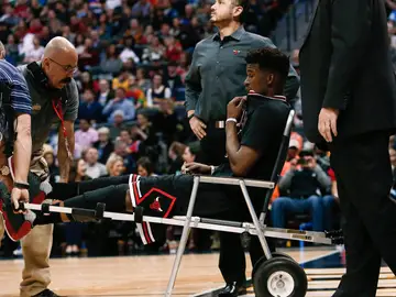 Jimmy Butler se retira del partido en silla de ruedas Jimmy Butler se retira del partido en silla de ruedas