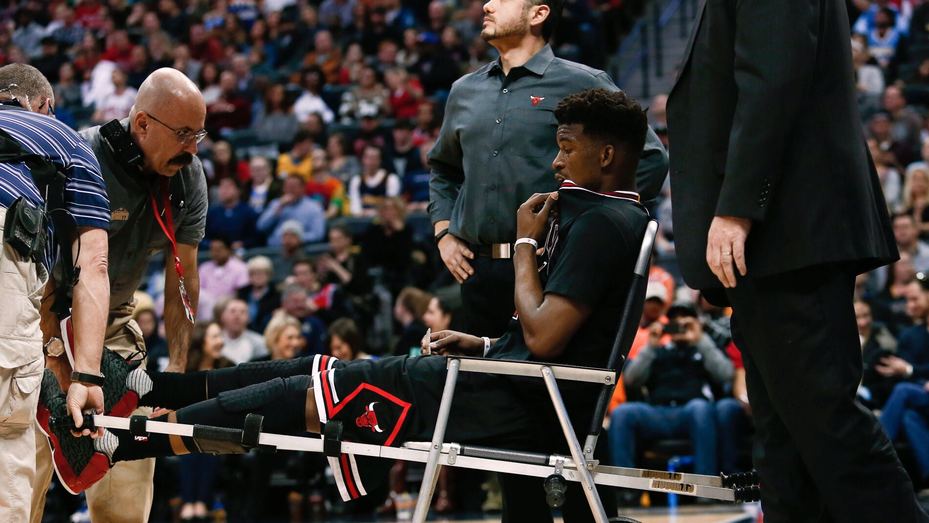 Jimmy Butler se retira del partido en silla de ruedas