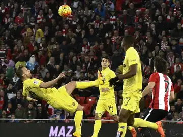 Roberto Soldado intenta rematar a la portería de Gorka Iraizoz Roberto Soldado intenta rematar a la portería de Gorka Iraizoz