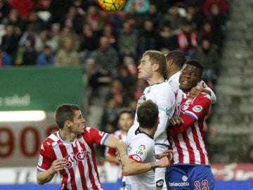 Dura lucha entre Depor y Sporting